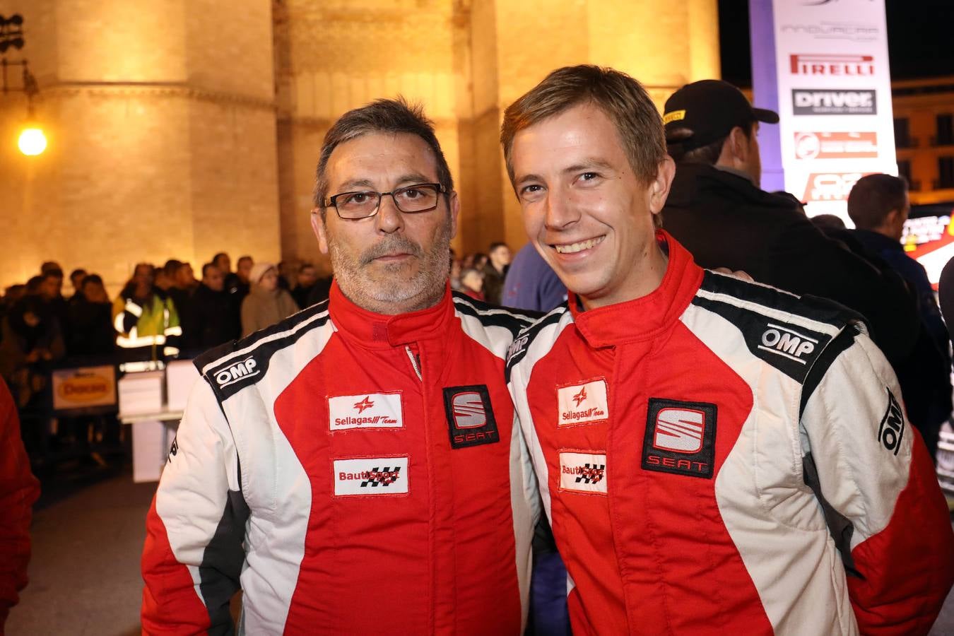 El XIX Rally Ciudad de Valencia ha arrancado este viernes con una salida neutralizada desde las Torres de Serranos.