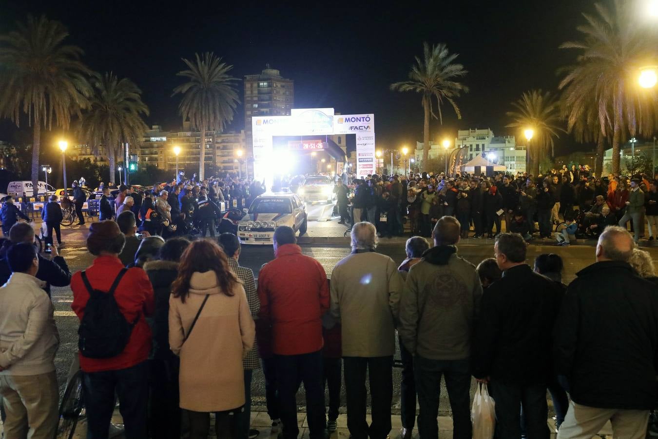 El XIX Rally Ciudad de Valencia ha arrancado este viernes con una salida neutralizada desde las Torres de Serranos.