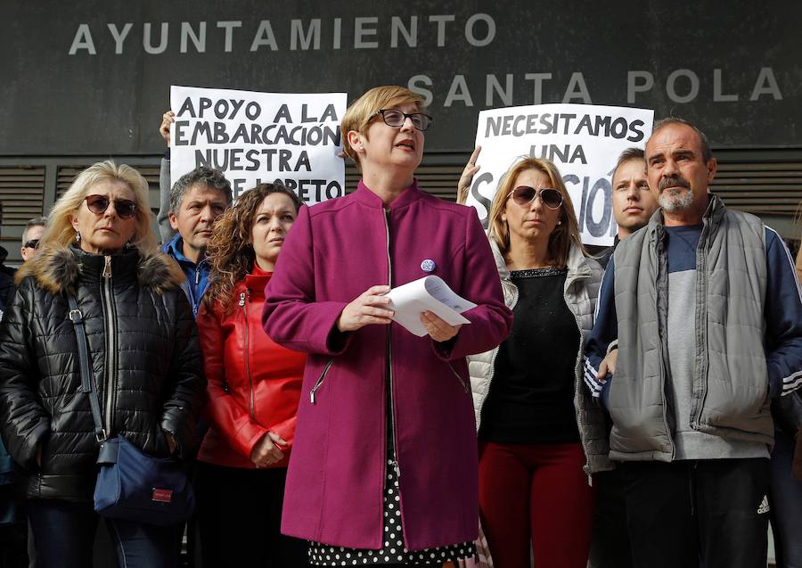 Con el tiempo casi agotado y sin indicios de solución, así se encuentra el pesquero de santa Pola 'Nuestra Madre de Loreto', en medio del mal tiempo y bloqueado desde hace diez días con 11 migrantes a bordo.