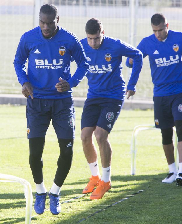 Kondogbia encabeza el grupo en el entrenamiento de ayer en la ciudad deportiva. 