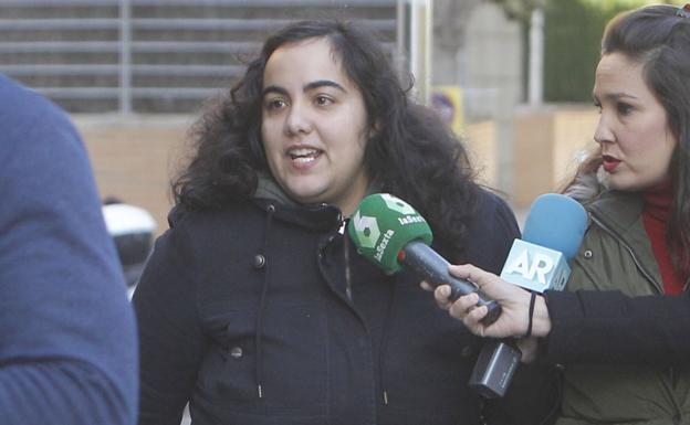 Beatriz M. sale de la Ciudad de la Justicia de Valencia tras ser juzgada por estafa. 