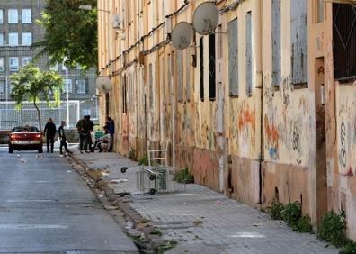 Imagen secundaria 1 - Tiroteo en Valencia: un joven y su suegra, heridos en las Casitas Rosa por una disputa entre clanes