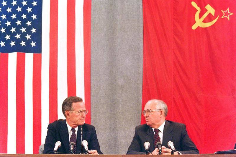 George H. W. Bush y Mijaíl Gorvachov durante una cumbre bilateral entre los Estados Unidos y la Unión Soviética en 1991.