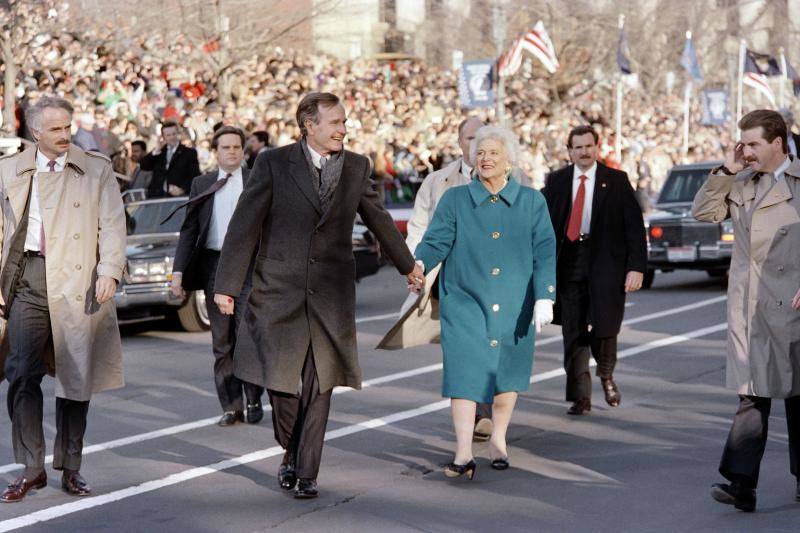 George H. W. Bush juto a su esposa, la primera dama Barbara Bush, en 1989.