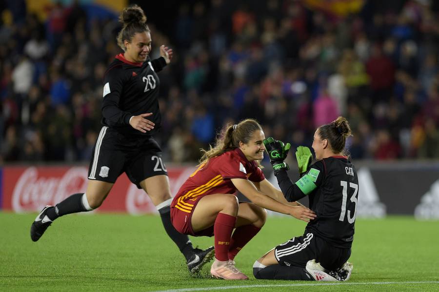 La selección española femenina Sub'17 terminó invicta y alcanzó este sábado su primer título en el Mundial de la categoría gracias al triunfo por 2-1 sobre México, con un doblete de la goleadora Claudia Pina, en el torneo que se disputó en Uruguay.