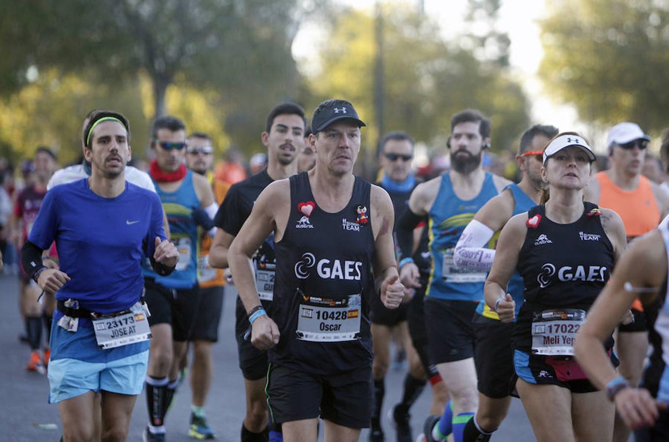 La capital del Turia se ha llenado este domingo 2 de diciembre de miles de atletas con motivo del  Maratón de Valencia 2018 . Una competición que ha dejado ver a los deportistas recorrer, al ritmo de sus zancadas, los 42,195 kilómetros de circuito por las calles de la ciudad.