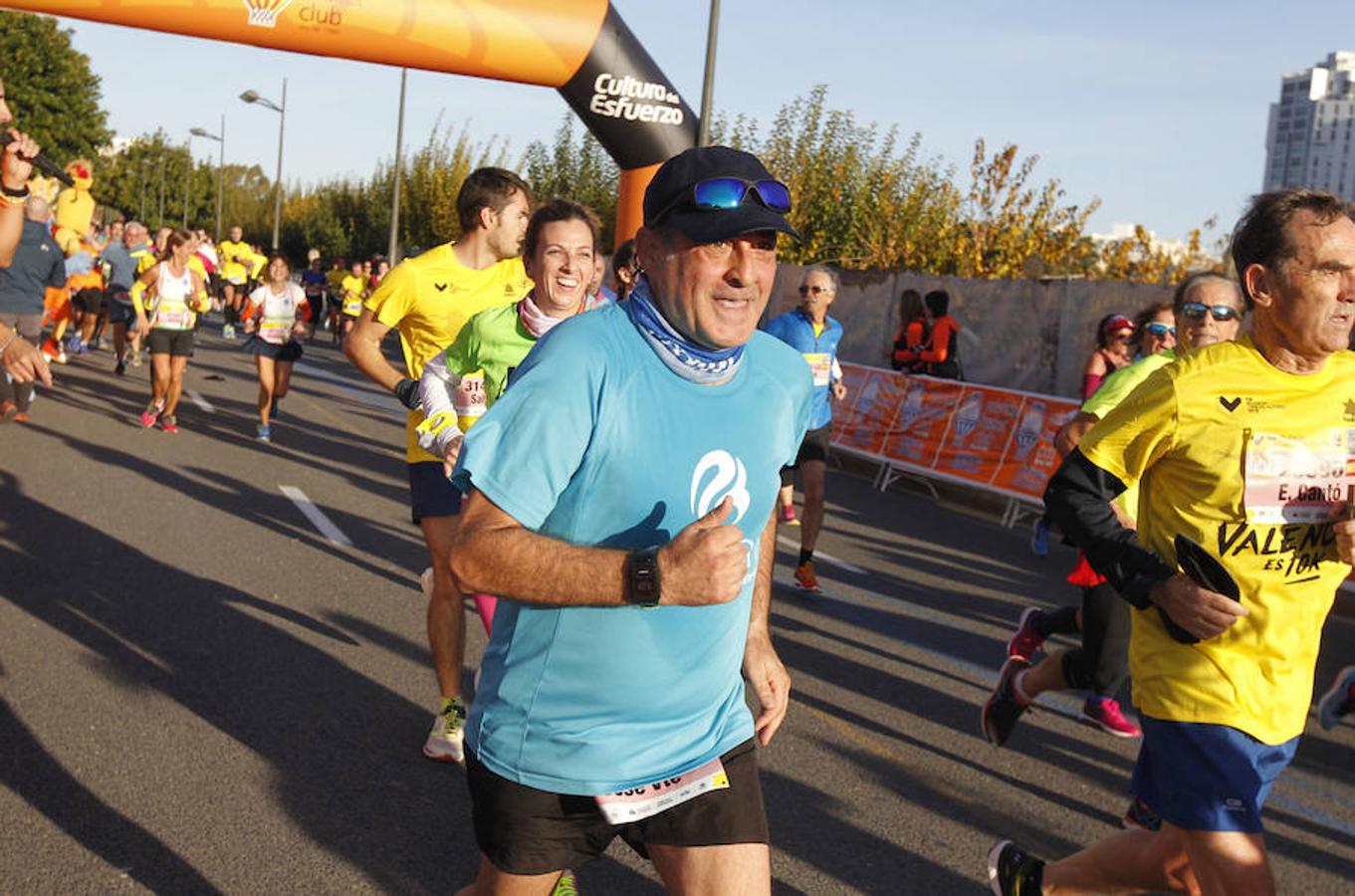 La capital del Turia se ha llenado este domingo 2 de diciembre de miles de atletas con motivo del  Maratón de Valencia 2018 . Una competición que ha dejado ver a los deportistas recorrer, al ritmo de sus zancadas, los 42,195 kilómetros de circuito por las calles de la ciudad.