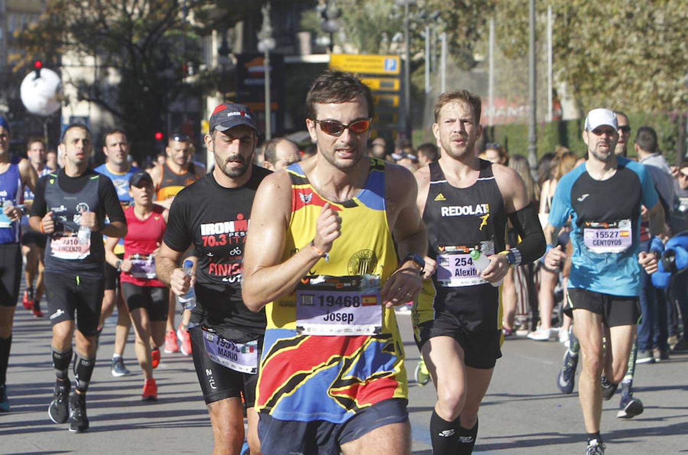 La capital del Turia se ha llenado este domingo 2 de diciembre de miles de atletas con motivo del  Maratón de Valencia 2018 . Una competición que ha dejado ver a los deportistas recorrer, al ritmo de sus zancadas, los 42,195 kilómetros de circuito por las calles de la ciudad.