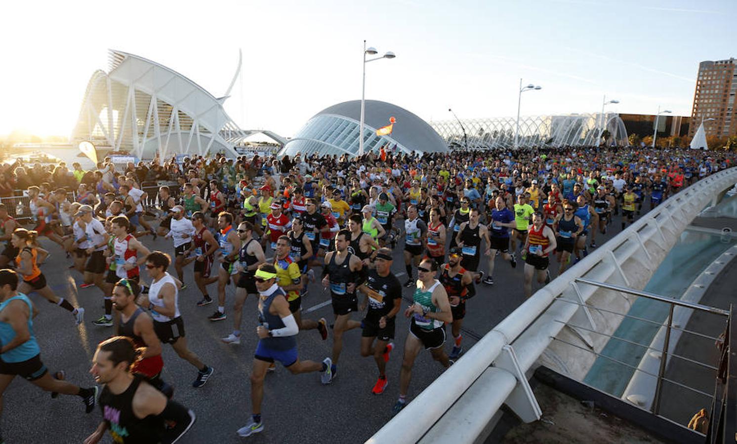 La capital del Turia se ha llenado este domingo 2 de diciembre de miles de atletas con motivo del  Maratón de Valencia 2018 . Una competición que ha dejado ver a los deportistas recorrer, al ritmo de sus zancadas, los 42,195 kilómetros de circuito por las calles de la ciudad.