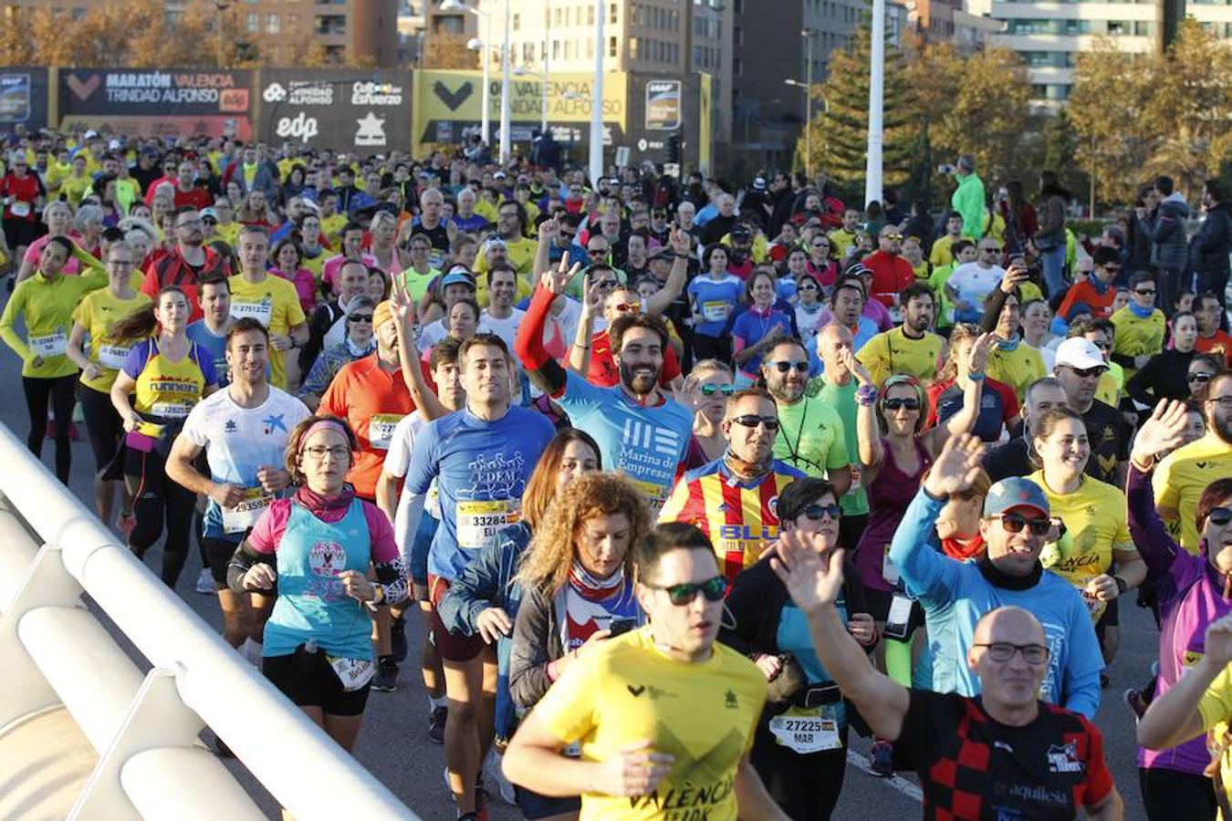 La capital del Turia se ha llenado este domingo 2 de diciembre de miles de atletas con motivo del  Maratón de Valencia 2018 . Una competición que ha dejado ver a los deportistas recorrer, al ritmo de sus zancadas, los 42,195 kilómetros de circuito por las calles de la ciudad.