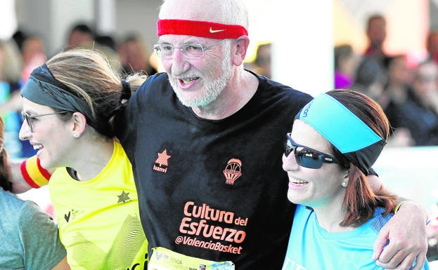 Juan Roig abraza a sus hijas tras finalizar la 10K Valencia Trinidad Alfonso.