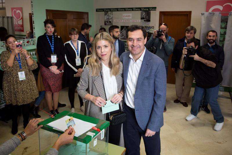 El candidato a la Junta de Andalucía por el Partido Popular (PP), Juanma Moreno, vota acompañado de su mujer, Manuela Villena, en un colegio electoral en Málaga.