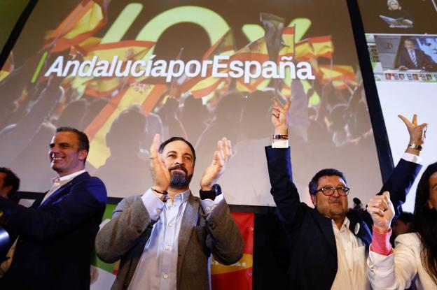 El líder de Vox, Santiago Abascal, comparece junto a su candidato Francisco Serrano ayer en Sevilla. 