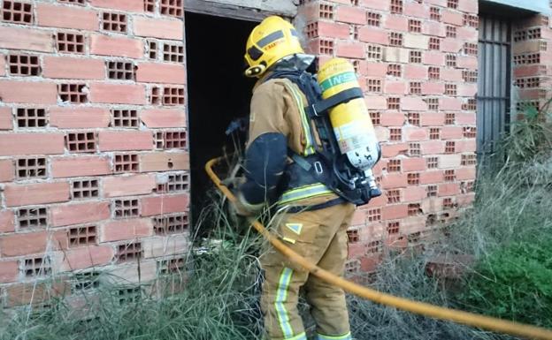 Los bomberos apagan un fuego en un chalet abandonado en El Verger