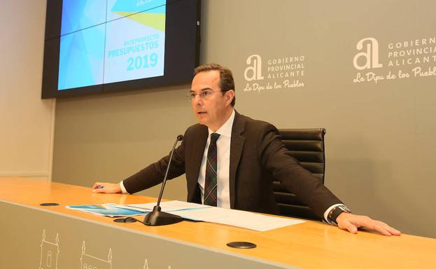 El portavoz de la Diputación de Alicante, Carlos Castillo, explica las partidas de los presupuestos. 