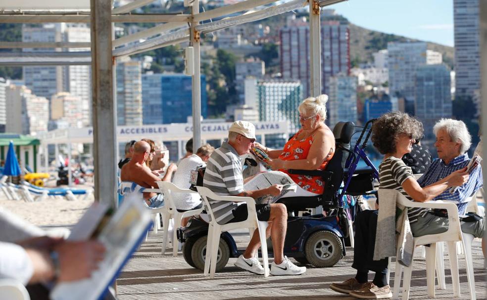 Turistas británicos, al sol en la playa de Benidorm.