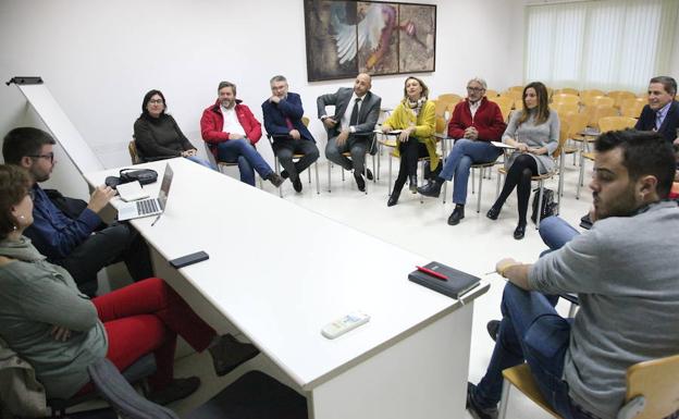 Empresarios y agentes sociales de la Marina Alta y la Safor reivindican el tren Gandia-Dénia por la conexión con Baleares