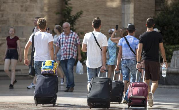 Los turistas gastan el 2,7 % más hasta octubre, con 79.921 millones