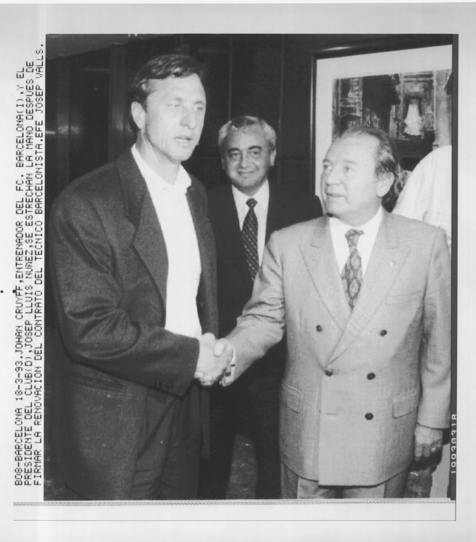 Núñez y Cruyff estrechándose la mano tras firmar la renovación del técnico (1993)