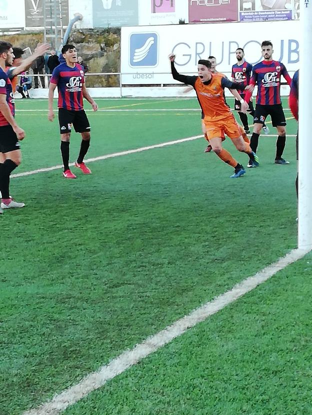 El Atzeneta celebra el gol que logró el sábado. 