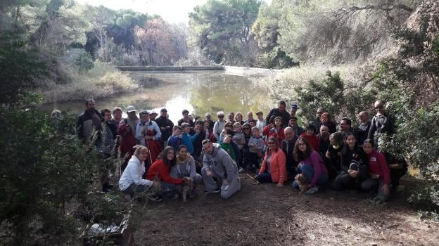 Los participantes en la visita al lago. 