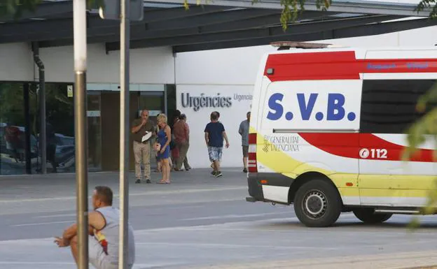 Una ambulancia a las puertas de La Fe, hospital donde han sidfo trasladadas las víctimas.