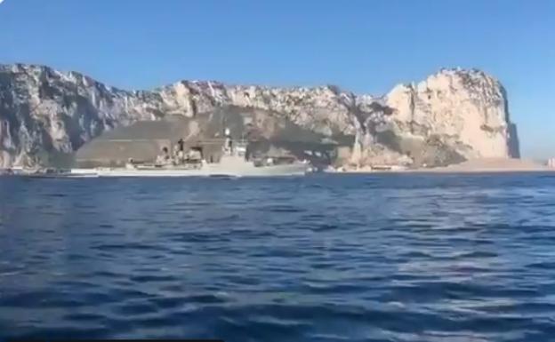 Un patrullero de la Armada navega frente a Gibraltar con el himno español a todo volumen