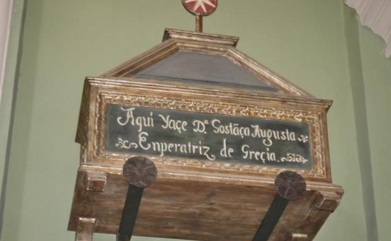 Arqueta de madera dende está enterrada Constanza de Grecia, la emperatriz que trajo a Valencia la columna donde fue martirizada Santa Bárbara.