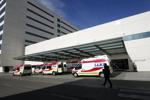 Cinco ambulancias estacionadas junto a una de las puertas del Hospital La Fe. 