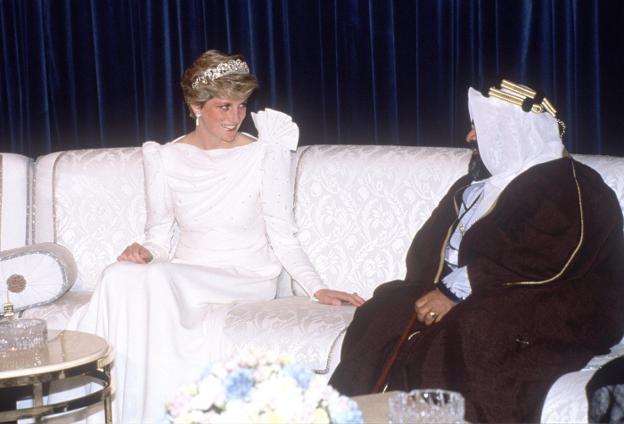 La princesa de Gales, con el recatado vestido de seda de color marfil que llevó a Bahréin en su gira por el Golfo Pérsico en 1986. 