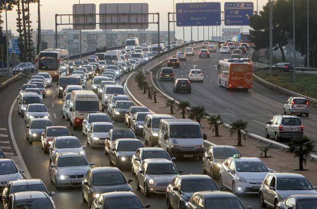 Colas de vehículos en la entrada a Valencia por la avenida del Cid, ayer por la tarde. 