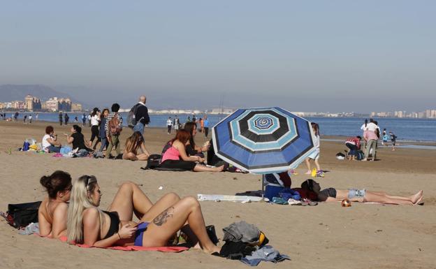 Ambiente en la playa de la Malvarrosa, este jueve.