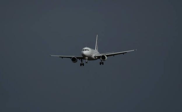 Un avión aterrizando.