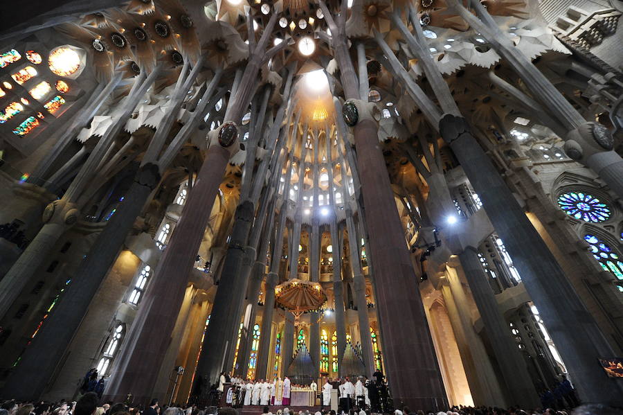 4. BARCELONA. La ciudad condal recibe casi nueve millones de viajeros anualmente. Su cocina mediterránea, la Sagrada Familia o el barrio gótico son ya suficientes atractivos para acudir a ella. Nadie debería perderse el mercado de la Boquería, la zona marítima y la Barcelona modernista.