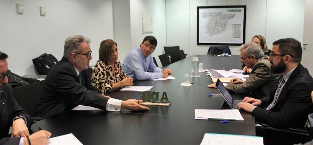 El alcalde, con responsables de Adif, en la última reunión. 