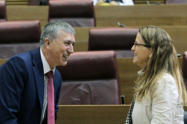 La consellera de Medio Ambiente, Elena Cebrián, habla con el titular de Economía, Rafael Climent. 