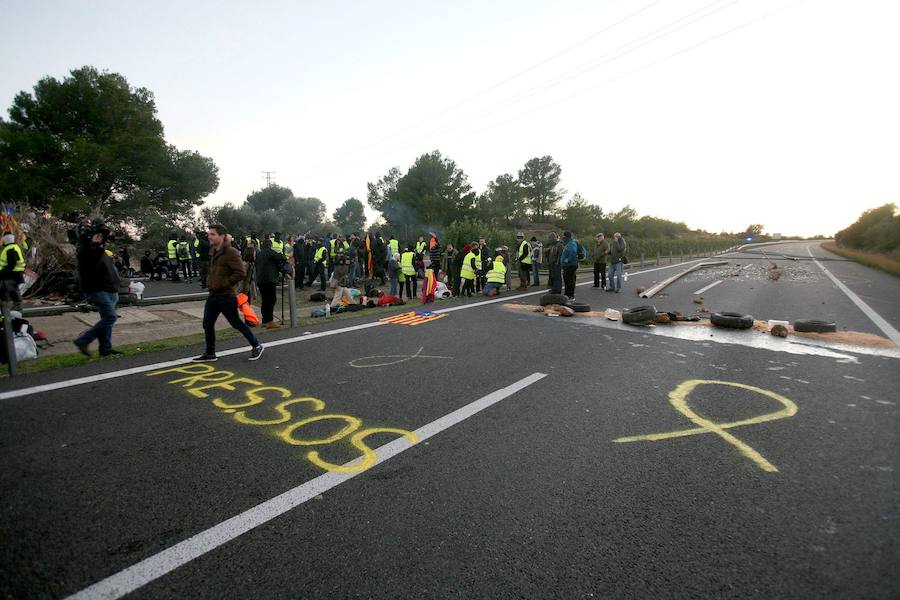 Fotos: Los CDR cortan el tráfico en la AP-7