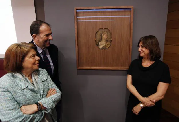 Carmen Garrido, Casar Pinazo y Carmen Amoraga en la presentación del velázquez. 