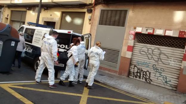 El equipo de Policía Científica que inspeccionó la escena del crimen en la calle Julián Peña. 