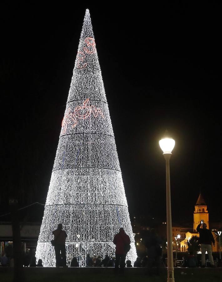 Aspecto que presenta el cono de 20 metros de altura situado en los jardines del Náutico de Gijón (Asturias), a modo de árbol de Navidad.