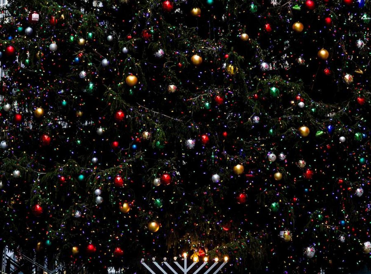 Decoración judía por el Janucá junto a un árbol navideño en Nueva York, Estados Unidos.