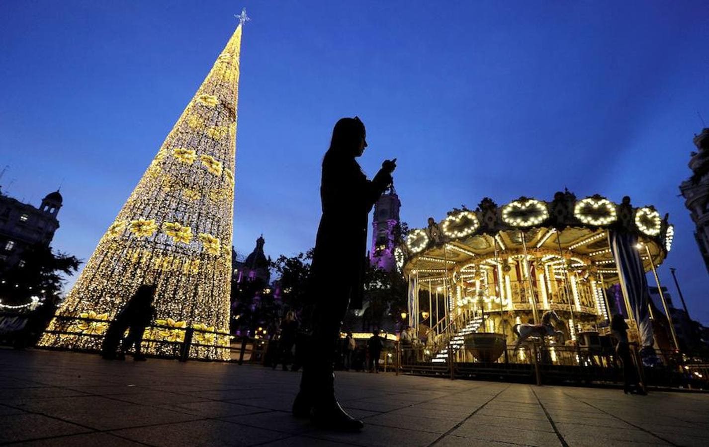 Vista del árbol de Navidad y la noria de la plaza del Ayuntamiento de Valencia.