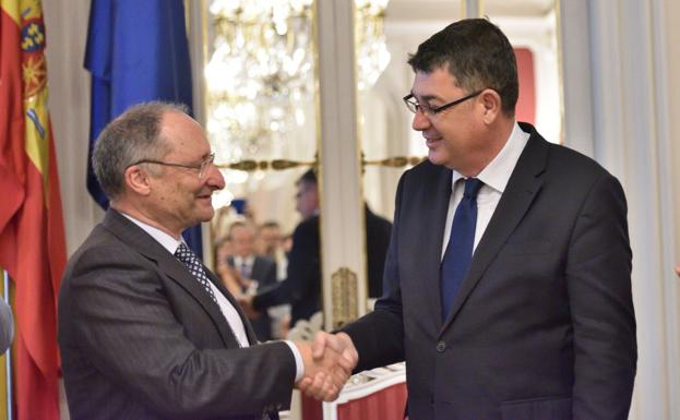 El director de la Agencia con el presidente de Les Corts, Enric Morera. 