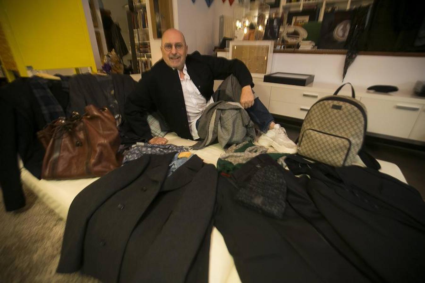 Josep Lozano conoce la industria de la moda a la perfección. Lleva desde los veinte años trabajando en el mundillo, ya sea con modelos, organizado eventos de moda, colaborando con diseñadores o dirigiendo pasarelas. No es extraño que su armario esté lleno de prendas de diseñadores icónicos y piezas seleccionadas con ojo de experto. Para él, «la moda es mucho más que una forma de vestir, un negocio o una tendencia; es un lenguaje en sí misma. No te vistes igual para ir a pedir un crédito que para ligar». ¿Y cómo es su estilo? «Mi estilo es el del sentido común, aquello que perdura en el tiempo, a diferencia de modas pasajeras. En mi vida he abrazado mucho las tendencias, pero con los años he aprendido a seleccionar las más favorecedoras y que reflejan mejor mi personalidad: camisas cómodas, chaquetas y camisetas, abrigos, vaqueros y algún pequeño toque de extravagancia en los complementos. Tampoco puedes vivir de espaldas a las tendencias, porque entonces pierdes contemporaneidad».