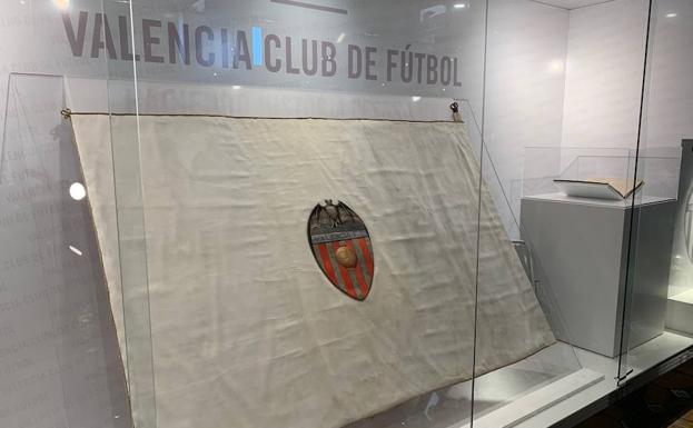 Una bandera para el centenario del Valencia CF