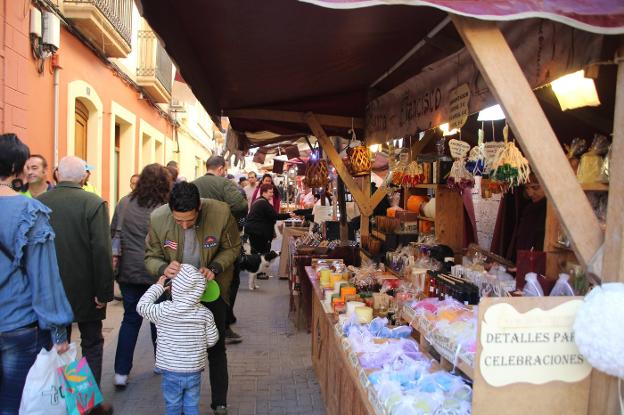 La calle Loreto se llenó de visitantes que se acercaron al Mercado Medieval y que aprovecharon para entrar en las tiendas y restaurantes. 