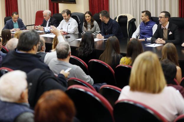 Presencia de la fallera mayor, Marina Civera, y su corte, en el pleno de ayer. 