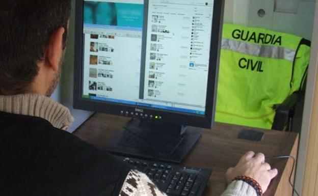 Un guardia civil investiga crímenes en internet. 