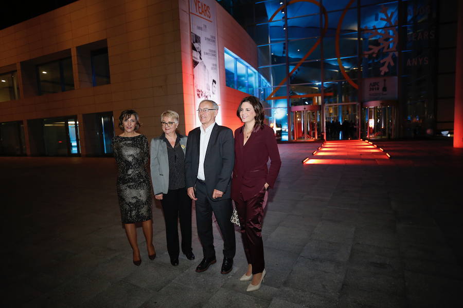 El Palacio de Congresos de València celebra su vigésimo aniversario, coincidiendo con su elección como el mejor palacio de congresos del mundo en 2018, y lo celebra con una gala a la que asisten el alcalde de Valencia, Joan Ribó, y la concejala y presidenta del mismo, Sandra Gómez. A la gala también han asistido miembros del Consejo de Administración del Palacio de Congresos y del Club de Embajadores, personalidades de relevancia en el mundo empresarial, universitario, médico o artístico que han ejercido como embajadores para traer a València reuniones, congresos y eventos nacionales e internacionales a los que han asistido dos millones de personas.