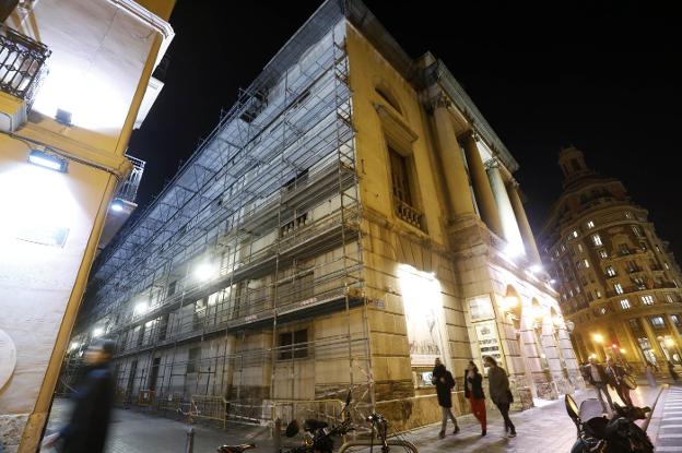 Los andamios comienzan a recubrir la fachada, aunque hasta el mes de enero no se iniciarán las obras. 